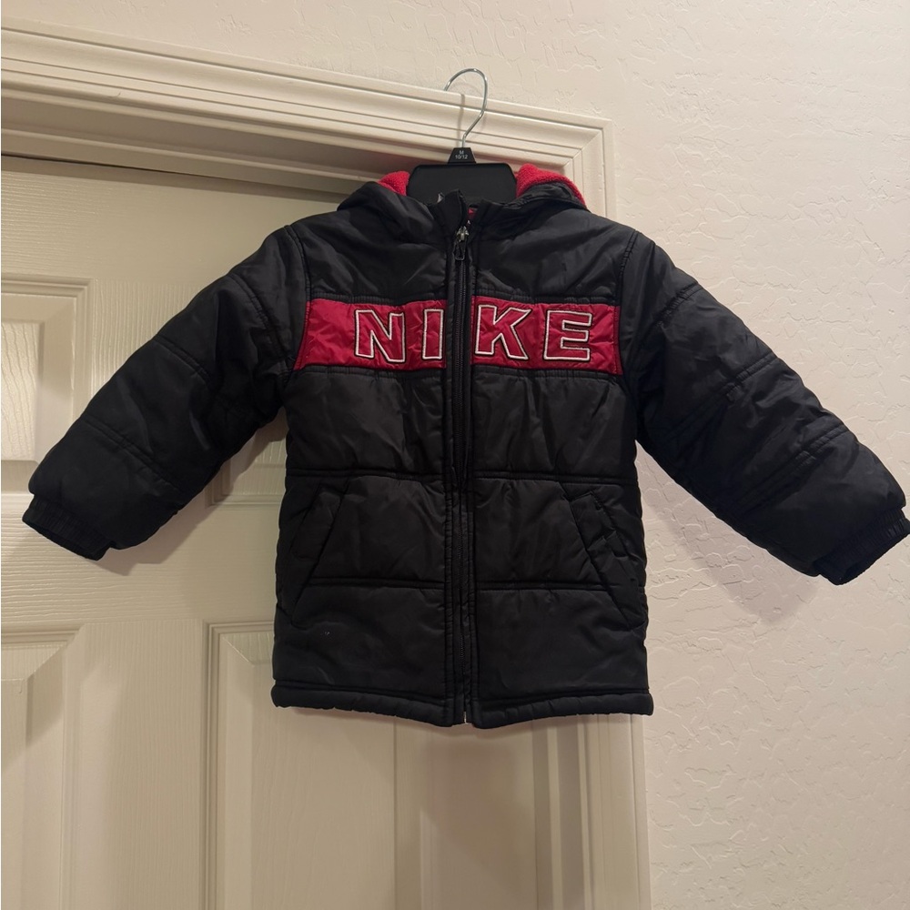 Nike Black and Red Puffer Jacket Kids Unisex 4T super cute and warm.